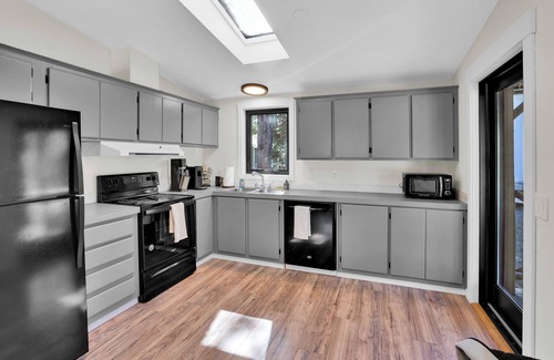 Three Rivers Cabina | Acre Cabin: Trailers Welcome, Home to Chickens!
