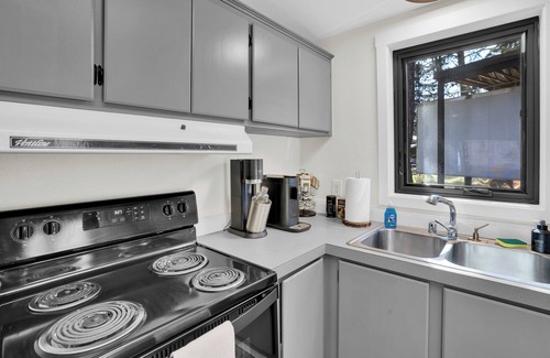 Three Rivers Cabina | Acre Cabin: Trailers Welcome, Home to Chickens!