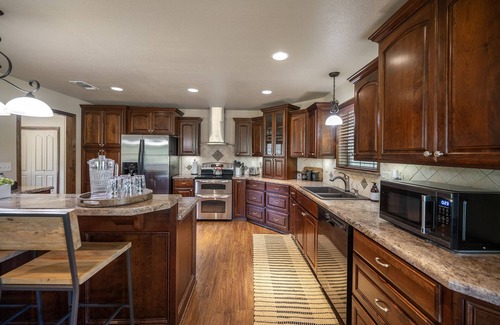 Broken Bow Cabina | Acres BEST GAME Rm Sleeps 8 - 2 acre- Hot tub, Fire Pit