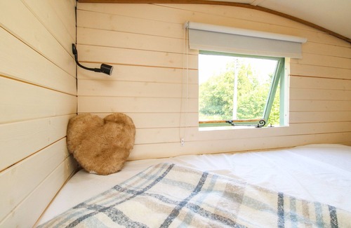 Maiden Newton Cabaña | ACRES MEADOW, pet friendly, with open fire in Maiden Newton