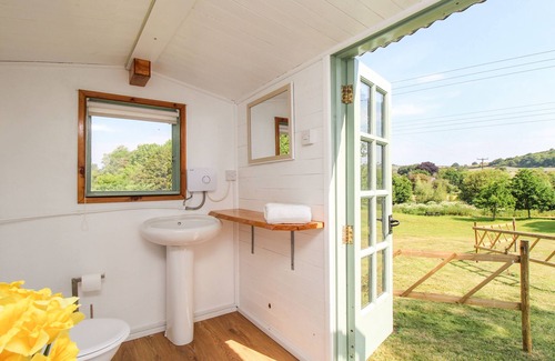 Maiden Newton Cabaña | ACRES MEADOW, pet friendly, with open fire in Maiden Newton