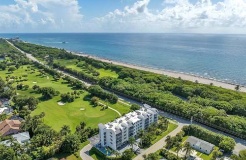 Boca Raton Apartamento | Across from Beach | Balcony Pool Parking 2BR