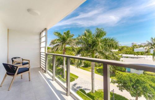Boca Raton Apartamento | Across from Beach | Balcony Pool Parking 2BR