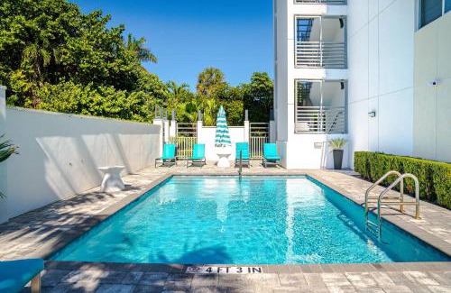 Boca Raton Apartamento | Across from Beach | Balcony Pool Parking 2BR
