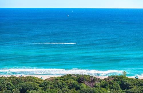 Boca Raton Apartamento | Across from Beach | Balcony Pool Parking 2BR