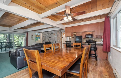 Glencoe Cabina | PLAYA DEL LAGO: 3 DORMITORIOS 2. 5 DORMITORIOS PARA EL BA��O 17+ DIRECTAMENTE A TRAVÉS DE LA CALLE DEL LAKEMONT LODGE, TINA CALIENTE (se aplican tarifas), MESA DE PISCINA, JUNTA DE HOMBROS, MESA DE PINGPONG EN LA CASA.