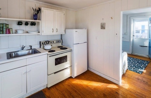 Wellfleet Casa | # 305: ¡Excelente ubicación! Justo enfrente de la playa de Mayo y a corta distancia del centro de la ciudad!