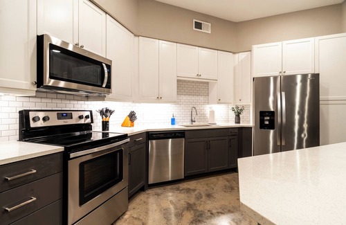 Tobin Hill Apartamento | Across from Pearl District, Riverwalk Access, King Bed, Gym, Pool, Free Parking