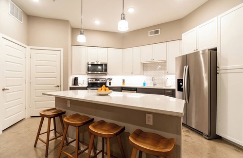 Tobin Hill Apartamento | Across from Pearl District, Riverwalk Access, King Bed, Gym, Pool, Free Parking