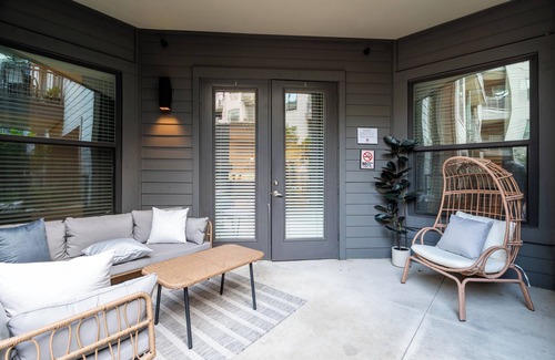 Tobin Hill Apartamento | Across from Pearl District, Riverwalk Access, King Bed, Gym, Pool, Free Parking