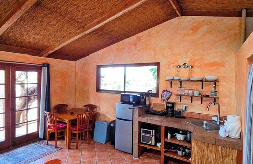 Kahaluu Bay Cabina | Across the ocean Treehouse at the Salty Jungle Kona - Perfect for two!
