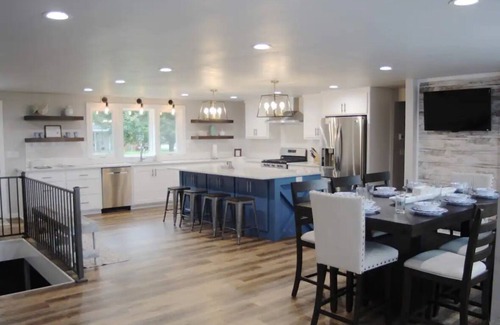 Ashwaubenon Casa | Across the street from Lambeau! Remodeled 5 bedroom house with big backyard!