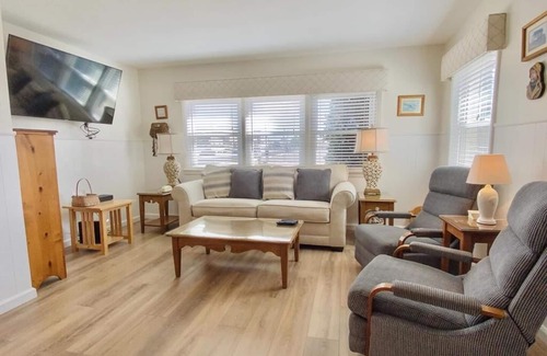 Avalon Condominio | Across the street from the Beach, Neat as a Pin