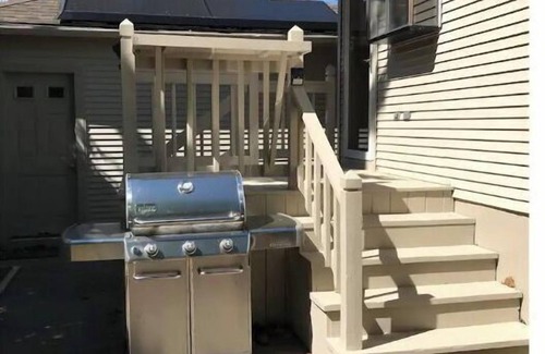 Momauguin Casa | Actually 1 minute walk to private beach/5 to town beach! Renovated/ pet friendly