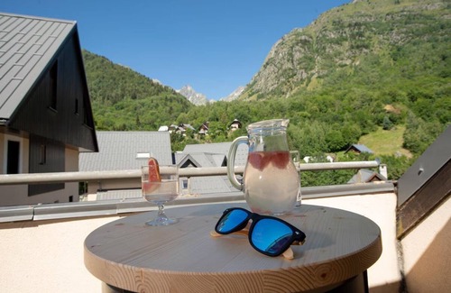 Saint-Colomban-des-Villards Casa | Adventure & Relaxation: Family-Friendly Apartments near Sybelles Ski Domain