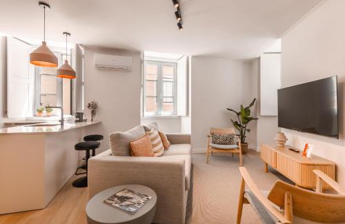 Misericordia Apartamento | AD2 Renovated Charm in Prime Location with AC