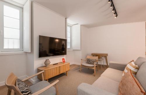 Misericordia Apartamento | AD2 Renovated Charm in Prime Location with AC
