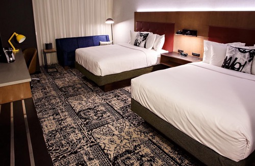 Lititz Casa | ADA Hearing & Mobility Accessible w/Roll-in Shower - Free Wifi - Plush King Bed