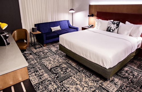 Lititz Casa | ADA Hearing & Mobility Accessible w/Roll-in Shower - Free Wifi - Plush King Bed