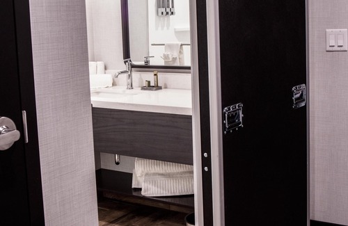 Lititz Casa | ADA Hearing & Mobility Accessible w/Roll-in Shower - Free Wifi - Plush King Bed