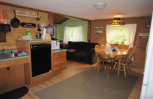 Hill Cabaña | ADA & Pet friendly. Cozy 1 bedroom Cottage 1mile from ProfileWaterfall & Trails