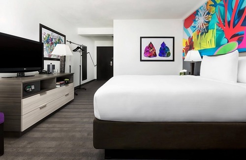 Lower Allston Hotel | ADA Standard King with Tub Room at Studio Allston Hotel