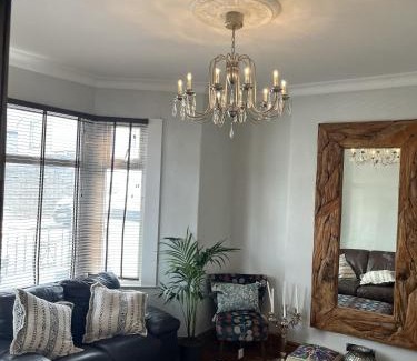 Grangetown Casa | Adanhouse-stockland spacious 5 bedroom house sleeps 12 private garden
