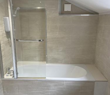 Grangetown Casa | Adanhouse-stockland spacious 5 bedroom house sleeps 12 private garden