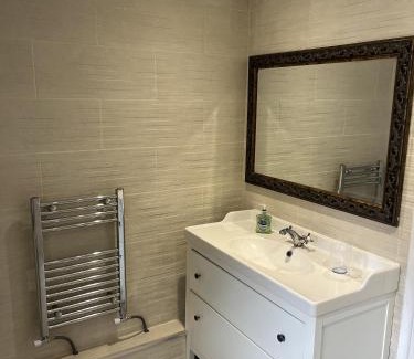Grangetown Casa | Adanhouse-stockland spacious 5 bedroom house sleeps 12 private garden