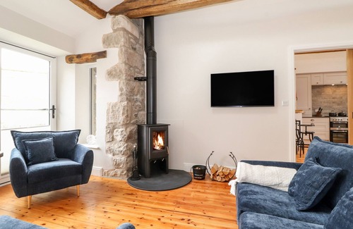 Kendal Casa | ADA’S HIDEAWAY, pet friendly, with open fire in Sizergh, Cumbria