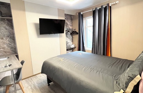 Pembroke Dock Cama Y Desayuno | Addison's Japanese Zen. Whole House or Room. Next to Asda and town center!