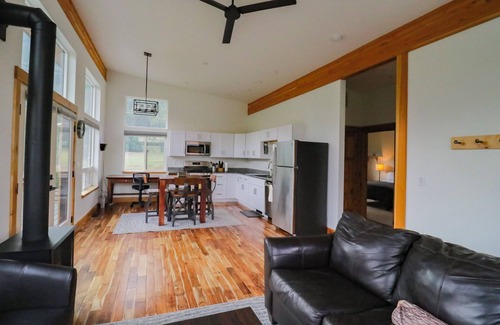 Leavenworth Casa | Addy Acres- Near hiking, snowshoeing, sled rides & Sleeping Lady Resort