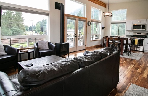 Leavenworth Casa | Addy Acres- Near hiking, snowshoeing, sled rides & Sleeping Lady Resort