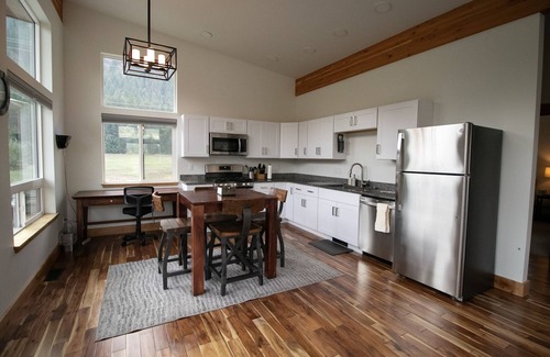 Leavenworth Casa | Addy Acres- Near hiking, snowshoeing, sled rides & Sleeping Lady Resort