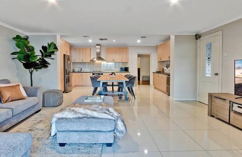 West Croydon Casa | Adelaide 4 Bedroom House with Pool