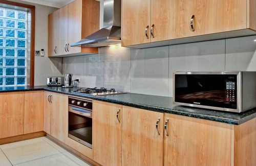 West Croydon Casa | Adelaide 4 Bedroom House with Pool