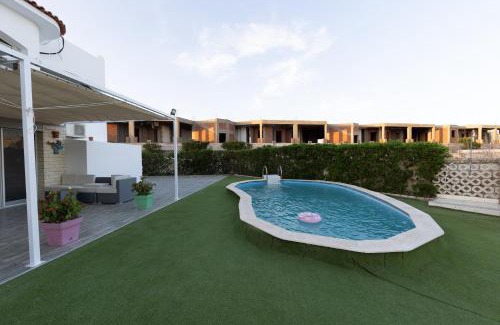 Al Mamsha El Seyahi Cama Y Desayuno | Aden Beach - Sea View room with beach access in Villa