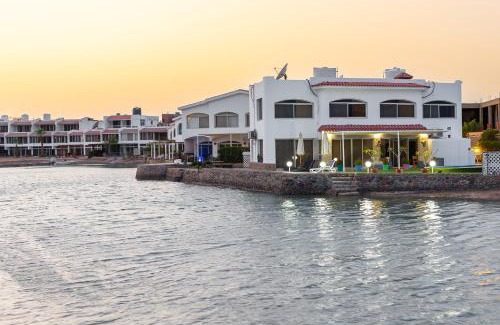Al Mamsha El Seyahi Cama Y Desayuno | Aden Beach - Sea View room with beach access in Villa