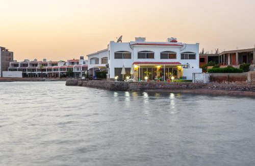 Al Mamsha El Seyahi Cama Y Desayuno | Aden Beach - Sea View room with beach access in Villa
