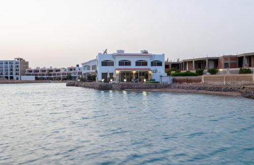 Al Mamsha El Seyahi Cama Y Desayuno | Aden Beach - Sea View room with beach access in Villa