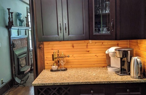 Saranac Lake Casa | Adirondack Artist Retreat -spacious 5 bedroom w/ 9 person hot tub and more!