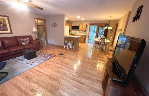 North Creek Cabaña | Adirondack Creekside Cottage-Sportmen’s Delight