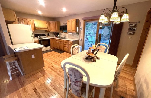 North Creek Cabaña | Adirondack Creekside Cottage-Sportmen’s Delight