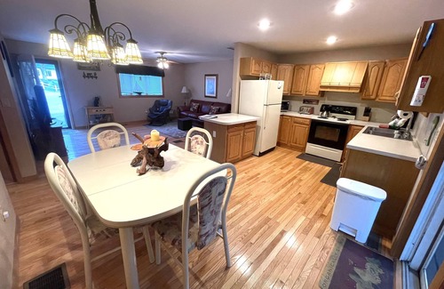 North Creek Cabaña | Adirondack Creekside Cottage-Sportmen’s Delight