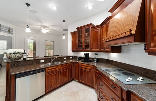 Fellowship Casa | Adjacent to WEC! Great 3 bedroom home! Dogs Welcome! - Sherman Oaks 624