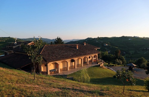 Canelli Apartamento | Adjoining communicating apartments in late 19th century farmhouse