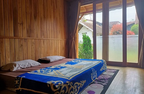 Karamat Wangi Casa | ADK Papandayan Homestay & Tour