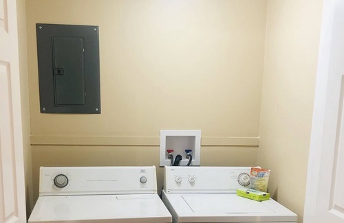 Cleveland Apartamento | Adkisson Villa ★ NUEVO REHABILITADO ★ ¡La mejor ubicación! 2 MIN> I75, Arcade mesa PACMAN