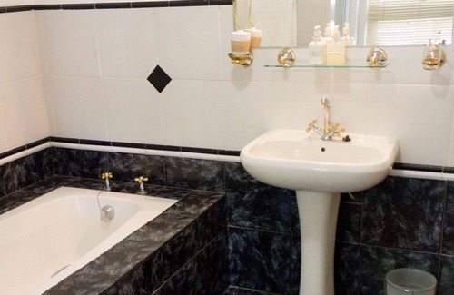 Oudtshoorn Casa | Adley House Guesthouse