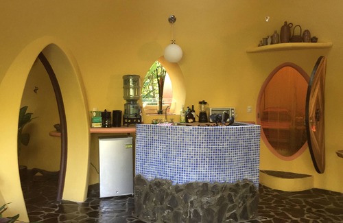 Puerto Viejo de Talamanca Casa | De estilo Adobe Dome Inicio en un exuberante, Bosque pluvial Configuración 3 minutos a pie de la playa
